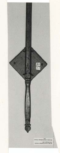 Hav 7,5cm.
Furuski, ufarga. 

5c: skistav avbroten

Mål: Handtak 20,5cm,3cm breitt, 2cm tykt,
resten av staven cm ca. 75cm lang.
Laga av ask, Handtaket utkrota.