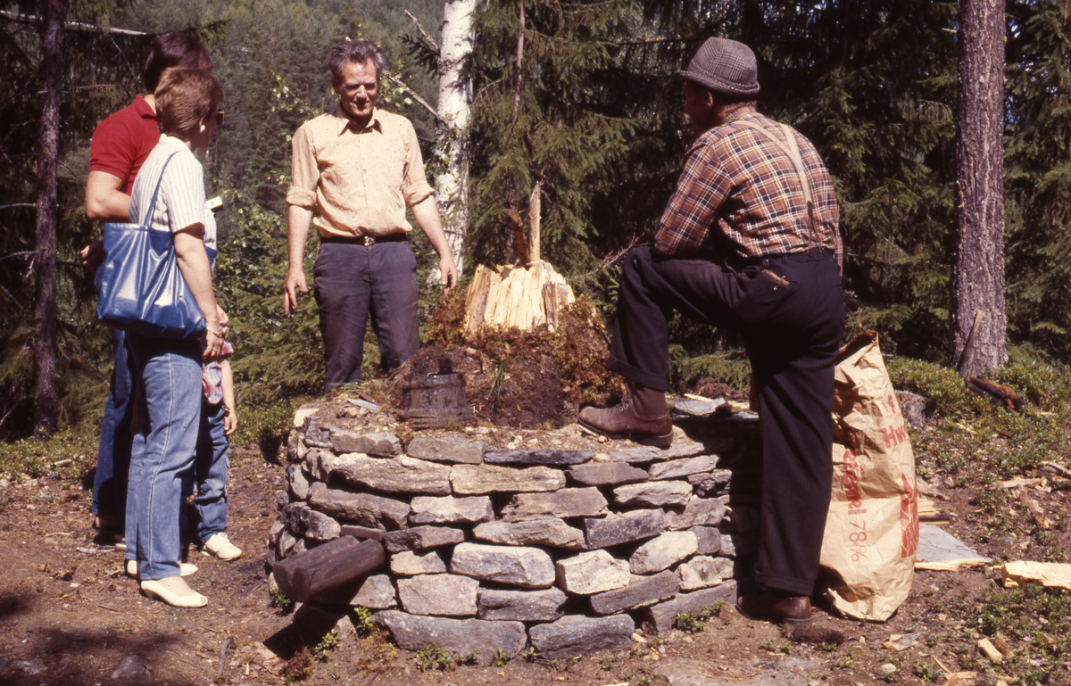 Tjærebrenning på Hallingdal Museum
