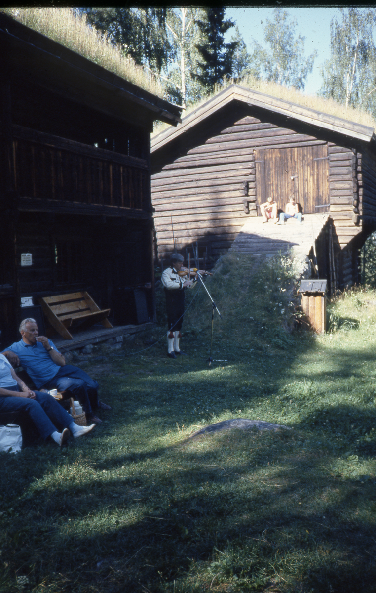 Dans på Hallingdal Museum. Knut Myrann spiller
