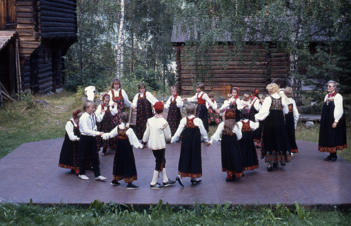 Leikarring på Hallingdal Museum. Leder Kristine Brattested
