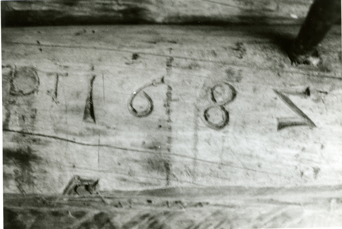 Årstall i stokk i Thoenstugu 1682
