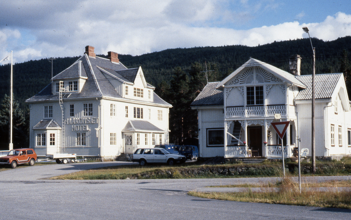 Bygninger
To hvite bygninger. Haakonset Hotell.
