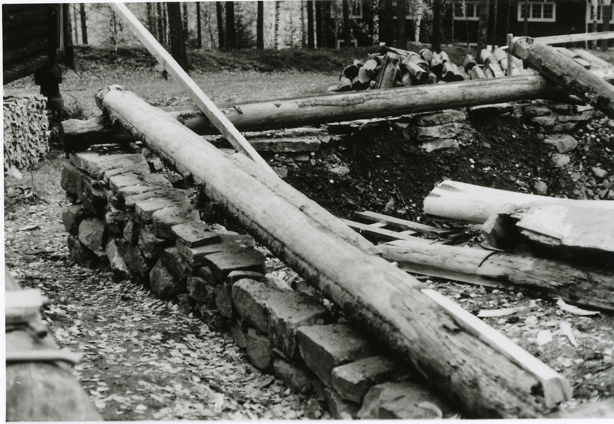 Oppsetting av Thoenstugu på Hallingdal museum Nesbyen
grunnmur
