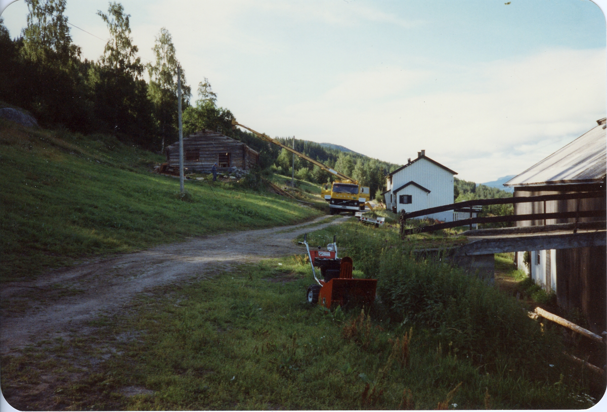 Fra Thoen nedaging av Thoenstugu for flytting til Hallingdal Museum Nes der den står idag.den ble flyttet i 1991.
