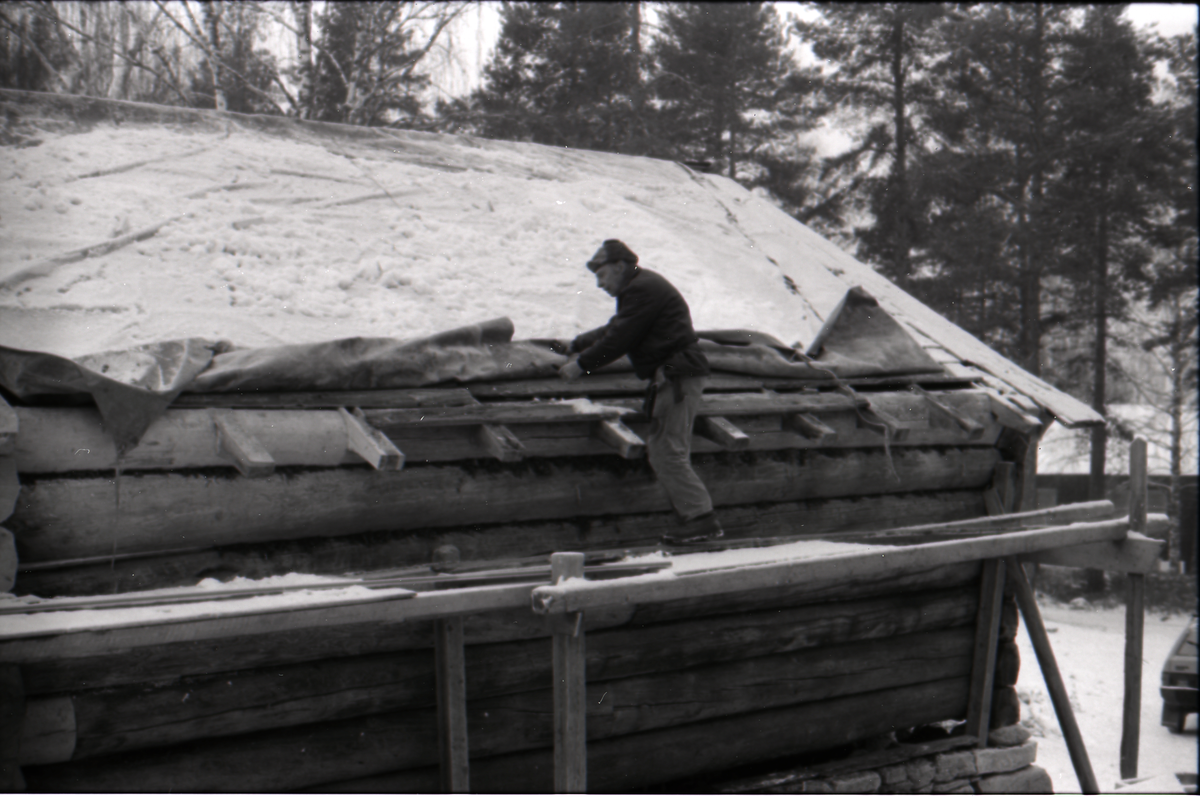 Oppsetting av Thoenstugu på HFN, tak.
