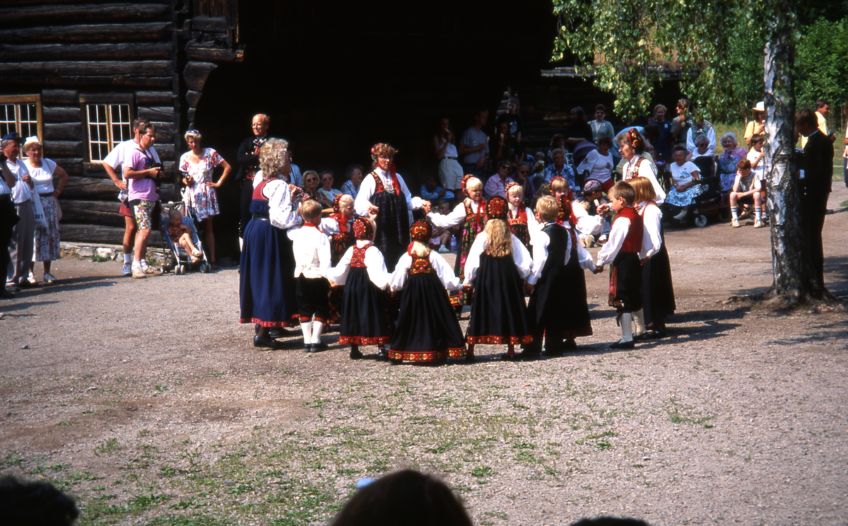 Folkedans på Bygdøy, barneleikarring i dans underledelse av  f. v. Kristine Brattested , Anne Ålien Berg og Aud Grønna.
