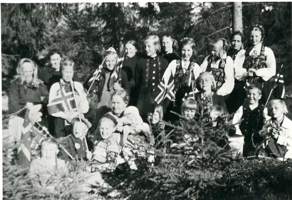 17.mai 1942 ved Hallingdal Folkemuseum.
Fra venstre Sigrid Prestbakken, Gunvor Persmoen, Arne Persmoen, Lian, og Sverre Haraldset ,Gunhild Vissebråten, Gudrun Jordheim, Kari Jordheim, Kristi Jordheim, Ingeborg Jordheim, Hanna Mathismoen, Magda Mathismoen, Kari Mette Brattested, Signe Haraldset,Inger Marie Mathismoen, Mari Haraldset, Borghild Haraldset, Kari Søndreli, Gunnar Søndreli og tvillingene Gerd og Ruth Haraldset.
