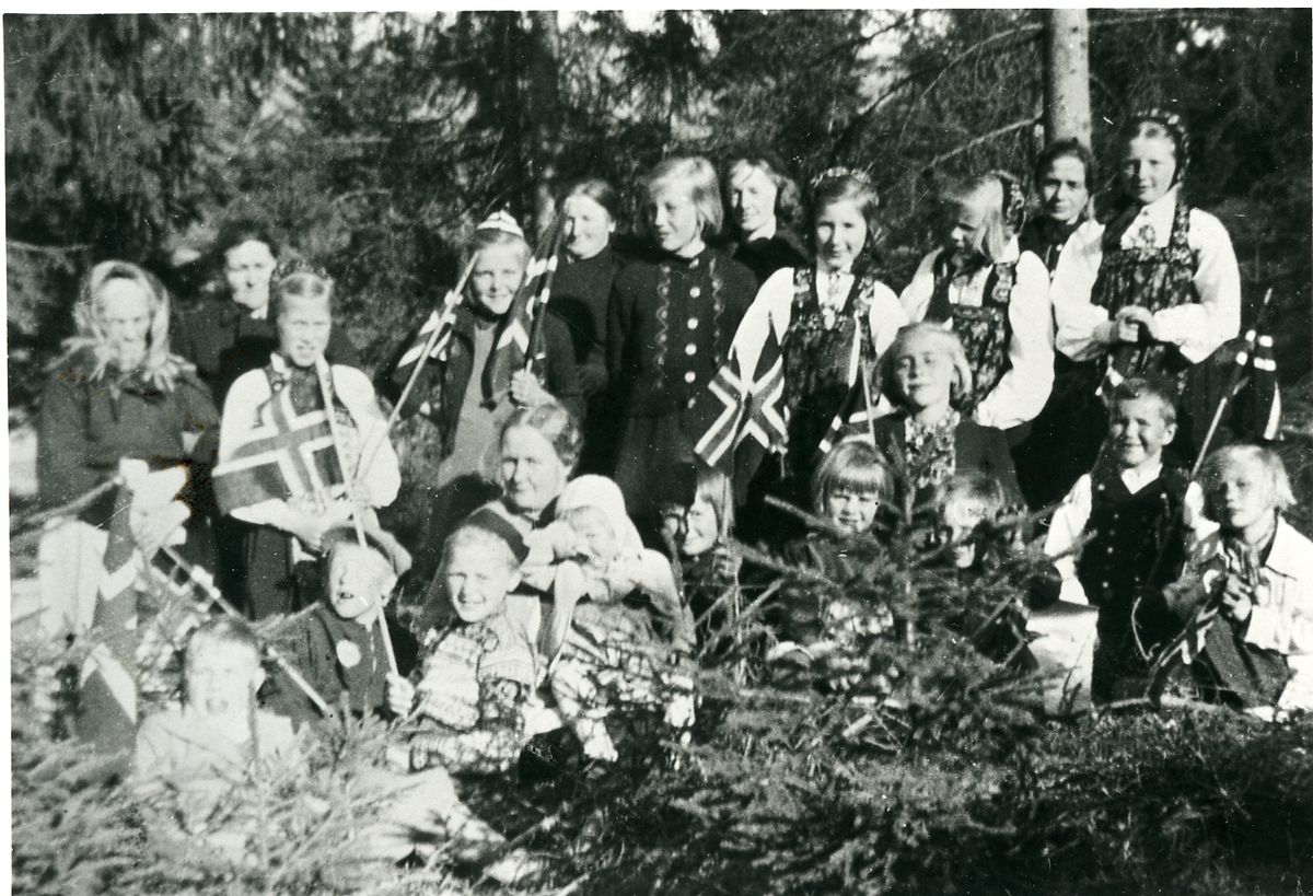 17.mai 1942 ved Hallingdal Folkemuseum.
Fra venstre Sigrid Prestbakken, Gunvor Persmoen, Arne Persmoen, Lian, og Sverre Haraldset ,Gunhild Vissebråten, Gudrun Jordheim, Kari Jordheim, Kristi Jordheim, Ingeborg Jordheim, Hanna Mathismoen, Magda Mathismoen, Kari Mette Brattested, Signe Haraldset,Inger Marie Mathismoen, Mari Haraldset, Borghild Haraldset, Kari Søndreli, Gunnar Søndreli og tvillingene Gerd og Ruth Haraldset.
