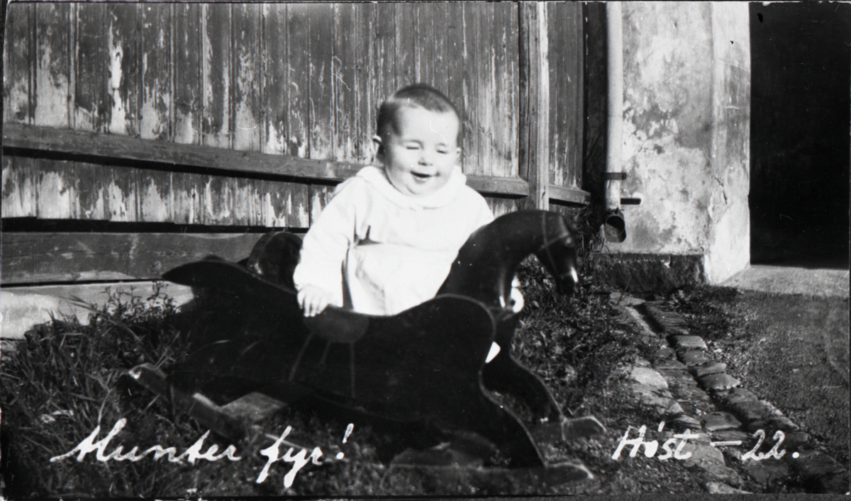 Barn
John Lunde Sveinsson  med gyngehest
