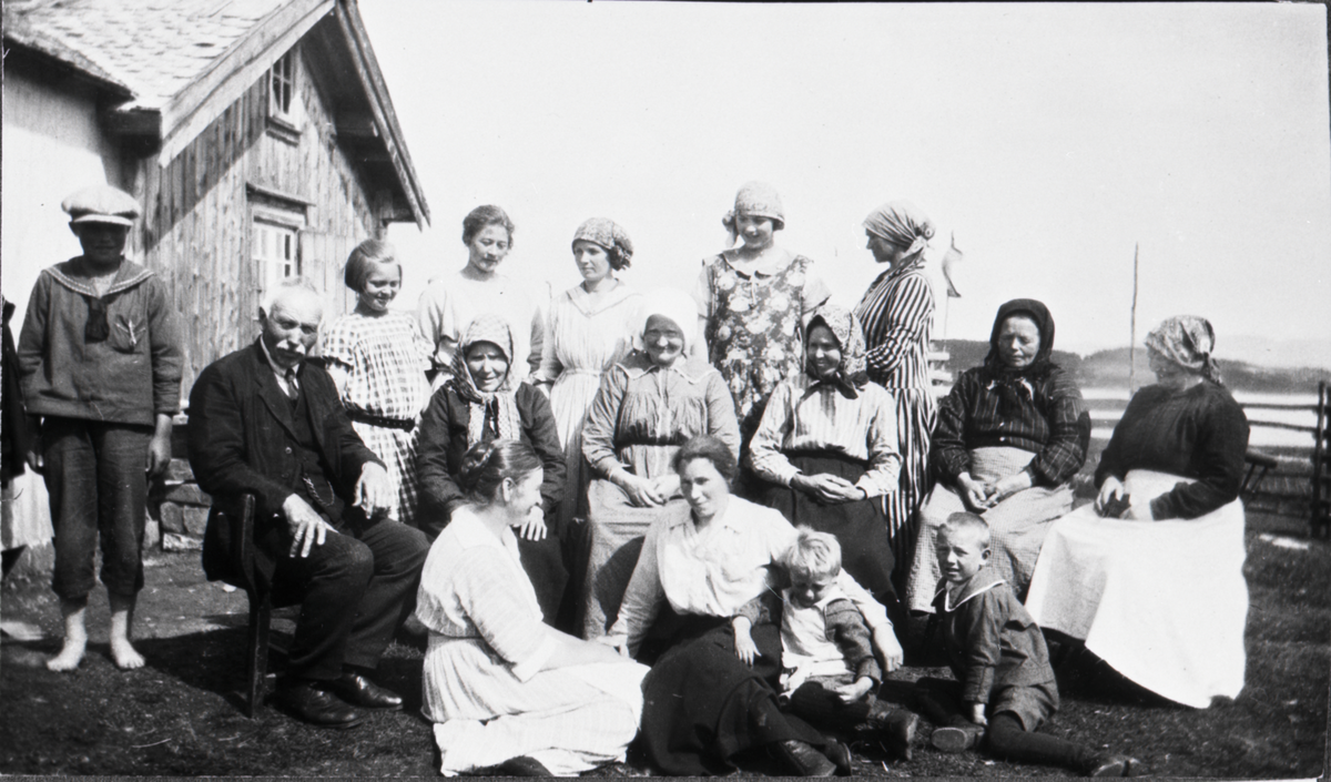 Seterbudeier og ferierende byfolk.
Seterbudeiene på Buvassli feirer fødselsdagen til Gunbjørg Sveinsson, g. Syversen.
