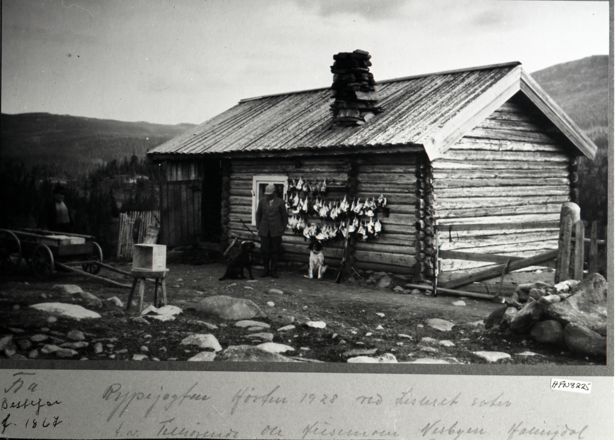 Rypejakt på Lisleset seter høsten 1928. På bildet er Eivor Liens bestefar, Ole Husemoen,  f.1867.
