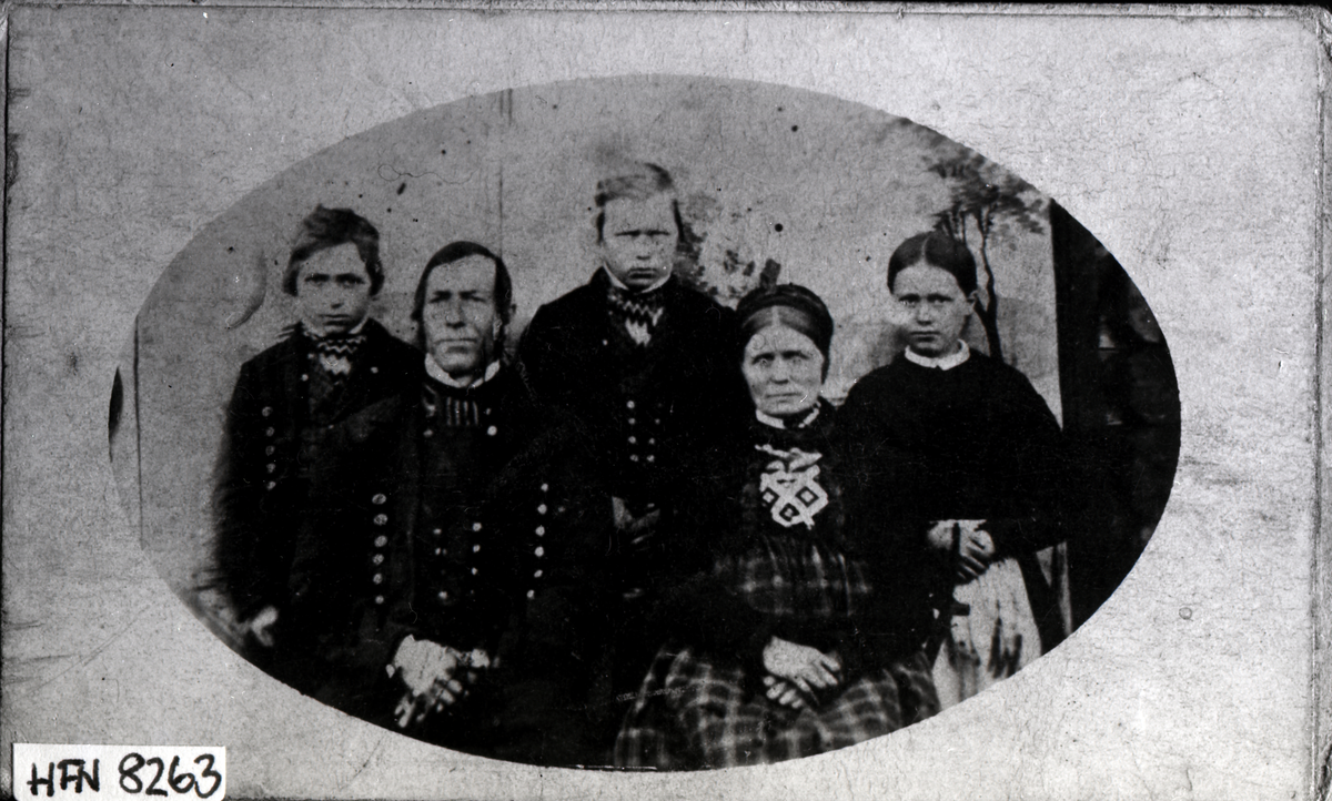 Familien Hanserud. Bak f.v. Syver Hanserud, Torstein Hanserud og Birgit Hanserud. Foran f.v. Hans Hanserud og Kari Hanserud.
