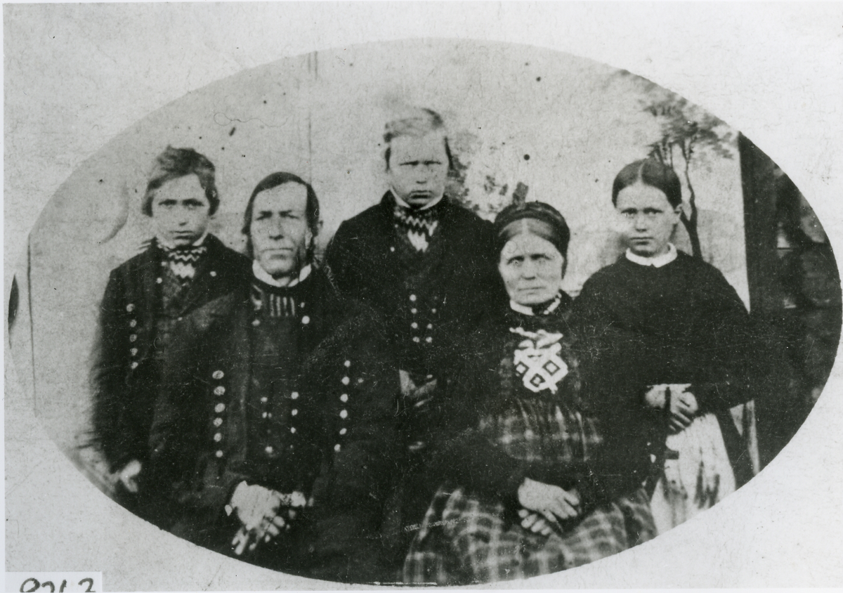 Familiebilde i bunader/fineklær. Bak f.v. Syver Hanserud, Torstein Hanserud, Birgit Hanserud. Foran foreldrene Hans og Kari Hanserud. Bildebokbrukt
