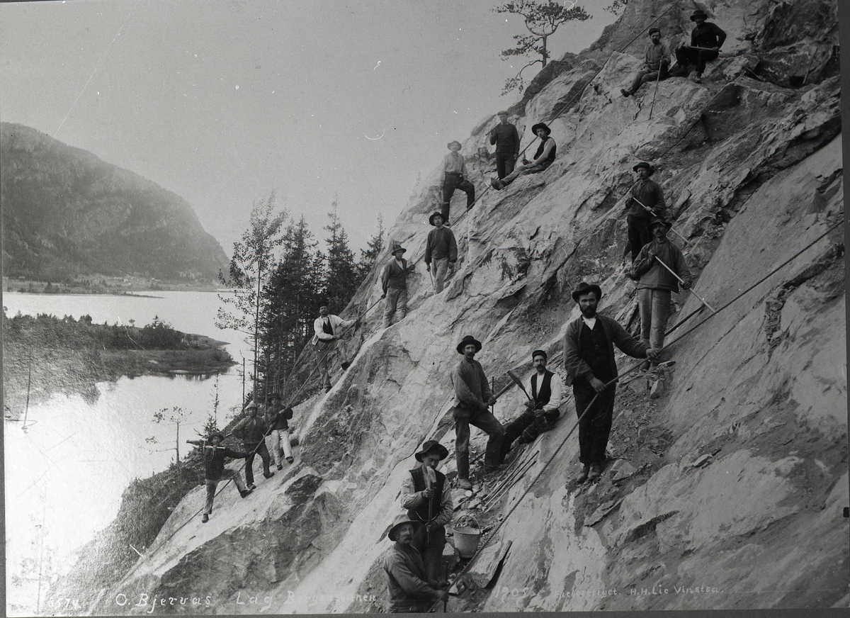 Rallare på Bergensbanen. Fra tunnelinnslaget ved Sundet. Purkeberget  sør for Sundet. Bildeboksam
