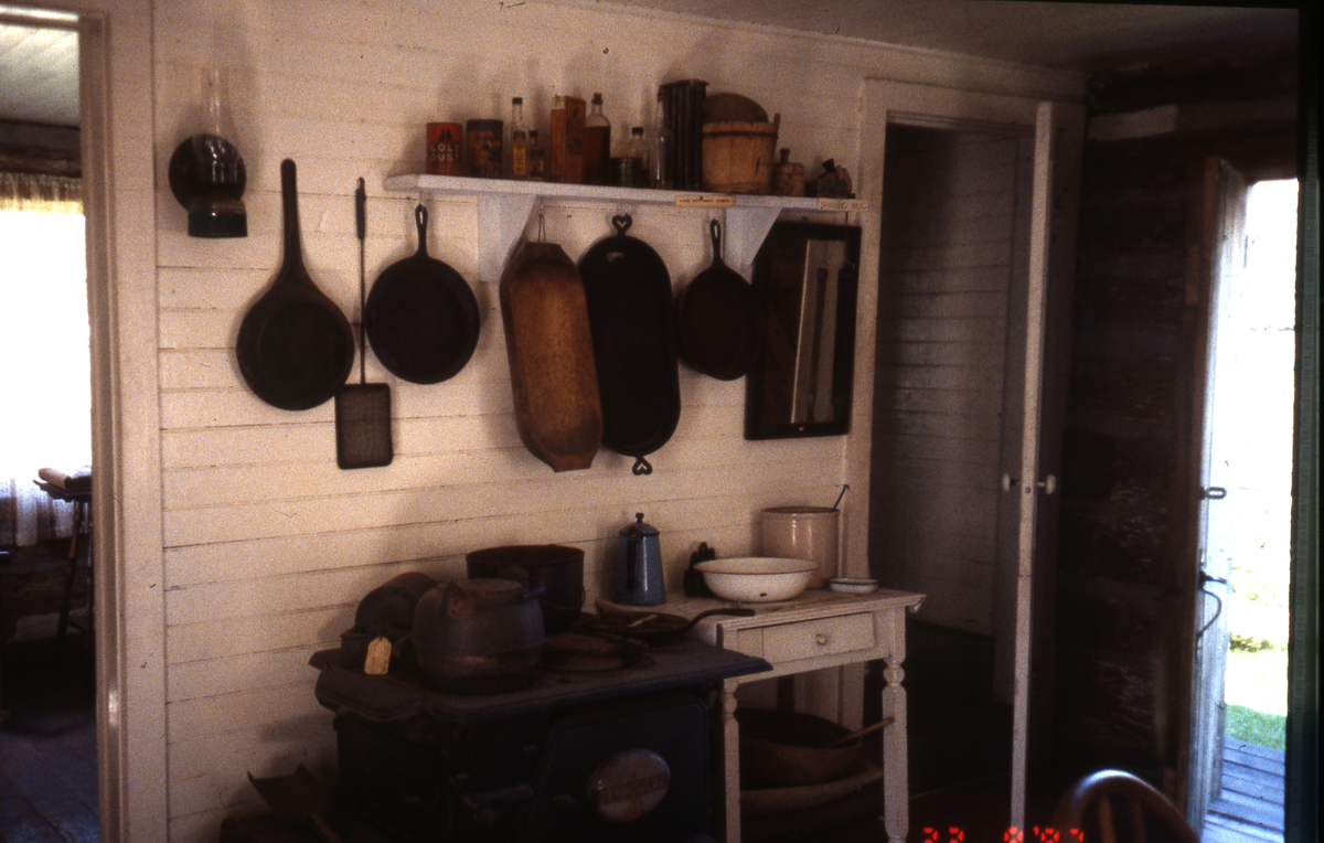 Elbow lake - lokalt museum (likner Skrattegard) . Interiør kjøkken.
