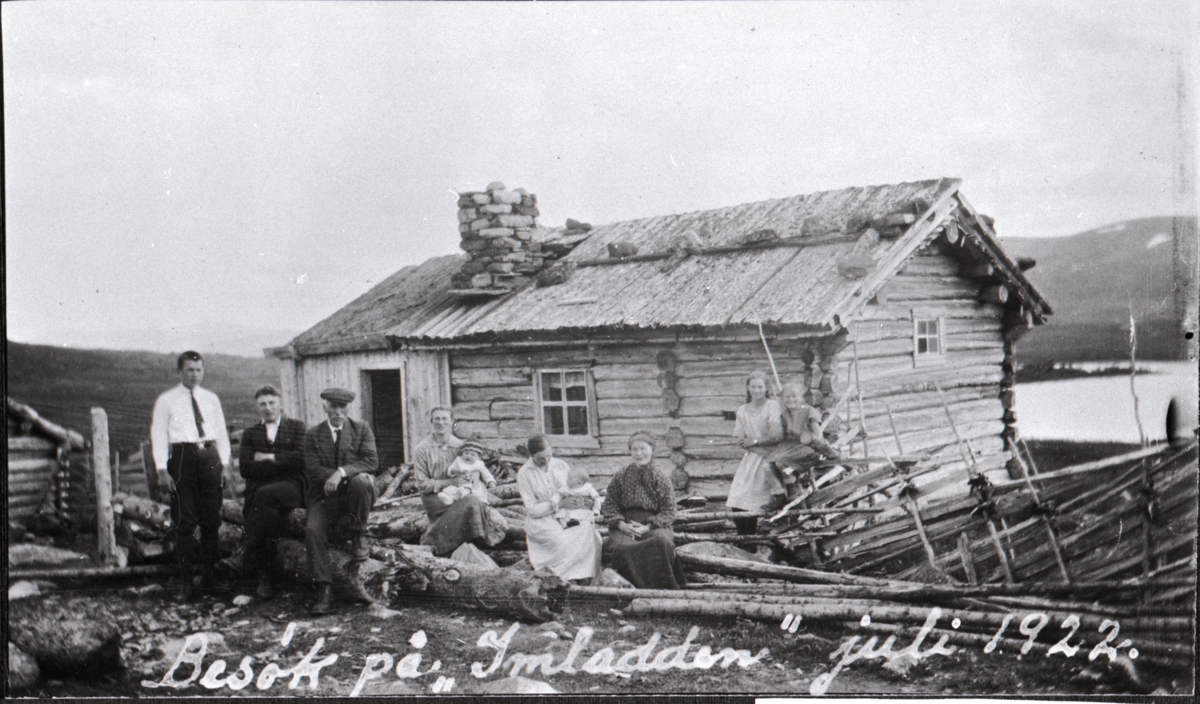 Gammel seterbu
Fra v. Svein Lunde Sveinsson, Jørgen Halgrimsen Høllo, Olav Sveinsson, f. Høllo (1854-1927), Guri Olsdtr. f. Stavnsaasen, Olaf Henriksen Stavn(1921-2014), Caroline Lunde Sveinsson (1878-1977), John Lunde Sveinsson (1922-2009), Kari Jørgensdatter Høllo, Gunbjørg Sveinsson, seinere g. Syversen (1908-2000) og Torlaug Sveinsson, seinere g. Flørenes (2013-1995).
