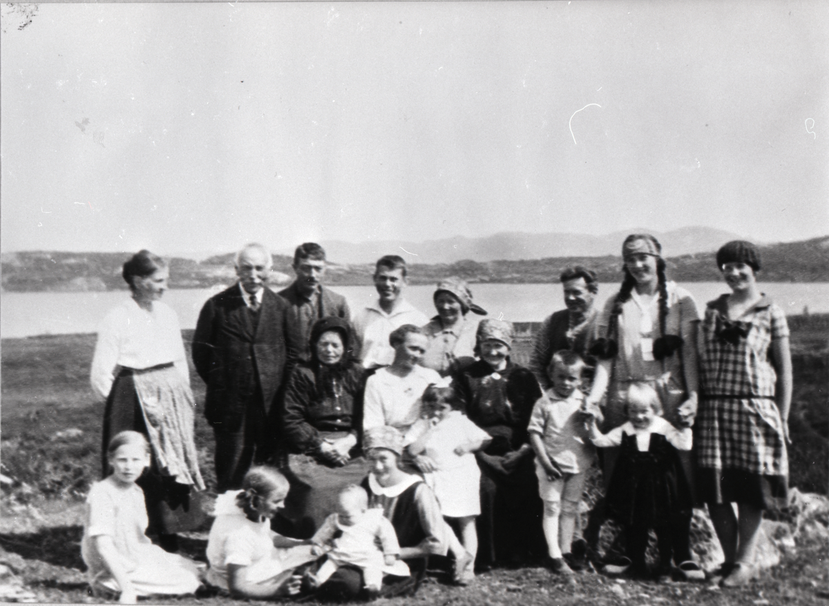 Gruppe samlet ved Blåbua på Buvassli. Foran f.v. Randi Tørrisplass, Torlaug Sveinsson, Lalla Børtnes (?),Brynhild Børtnes (?), Astrid Mjølid, John Sveinsson, Busse Krogvik, Gunbjørg Sveinsson, Ukjent, 
Bak f.v. Caroline Sveinsson, Olav Sveinsson (Høllo), Erik Mjølid, Svein Lunde Sveinssson, Birgit Mjølid, Arne Krogvik,  Midten f.v. Gunhild Myhli, Oline Mjølid, Ingebjørg Tørrisplass.
