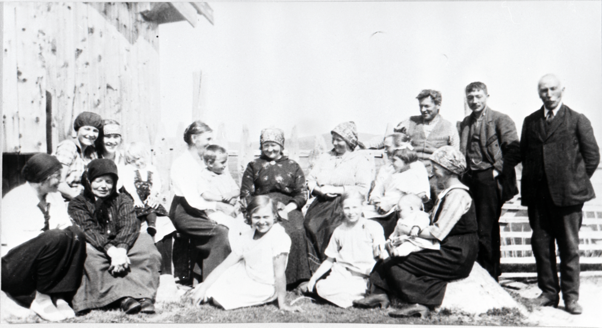 Gruppe
Festlig lag på stølen &quot¤Blåbua&quot¤ Buvassli. F.v. Gudrun Krogvik, ? Krogvik, Gunhild Mjølid, m/pannebånd Gunbjørg Sveinsson, &quot¤Busse&quot¤ Krogvik, Carolin Sveinsdatter Sveinsson, John Lunde Sveinsson, Torlaug Lunde Sveinsson, Ingebjørg Tørrisplass, Birgit Mjølid, Randi Tørrisplass, Oline Mjølid, Astrid Eirksdatter Mjølid, lite barn Lalla Børtnes ?, ? Brynhild Børtnes, Arne Krogvik, Erik Mjølid og Olav Sveinsson.
