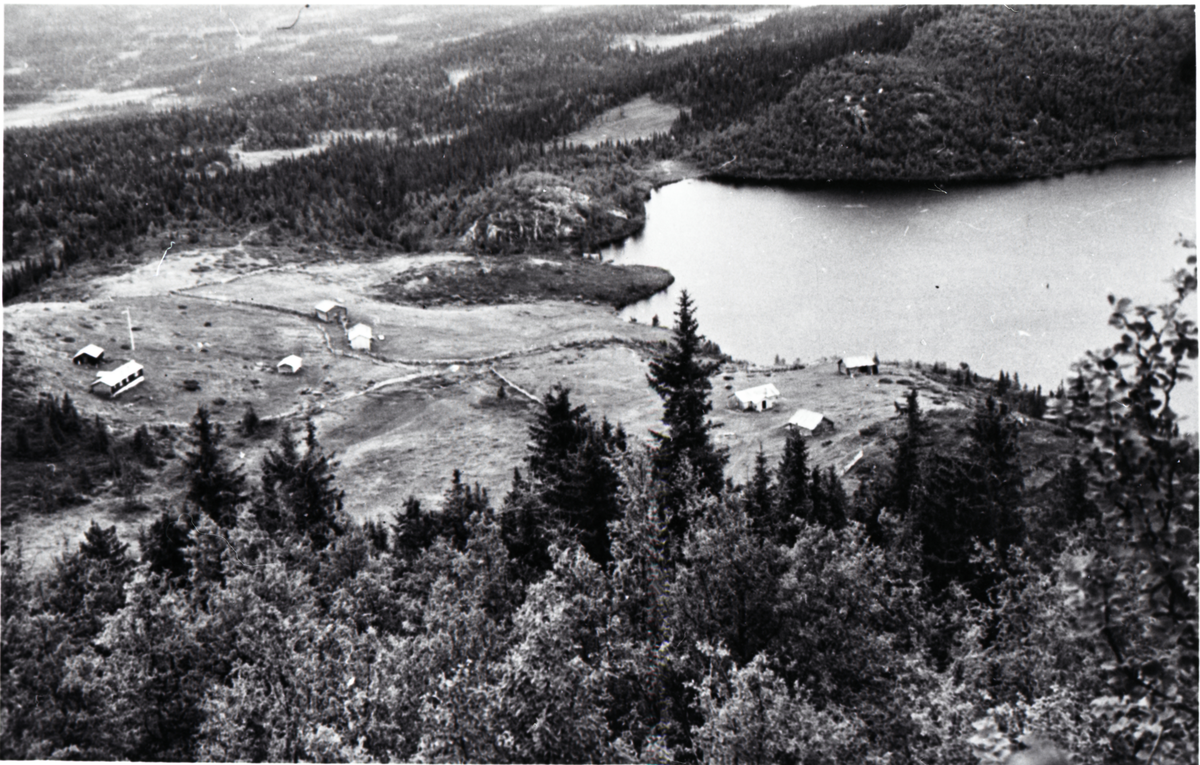 Seterlaget Tjernset, Børtnesmarka - Bildet er tatt fra oppi Darren. Mytevann til h. i bildet. Dugurdsmyra bak til v.
