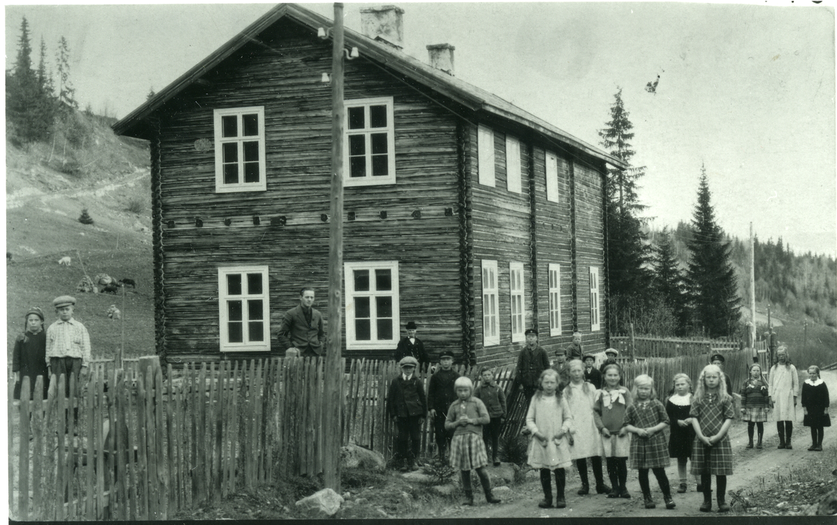 Syversrud nye skole ble bygd fra 1912 -1914. Den sto ca på samme sted som dagens grendehus. Det nye huset ble tømra av Halvor Syversrudplass og Ole Ulsaker. Bildet er tatt i 1926 og det er elever i forgrunnen. Bygningen hadde bolig med egen inngang for læreren.F.v. Marie og Trygve Syversrudengen, lærer Torleiv Tveito, hans far, Trygve Rukke, Ole Syversrud, Sigrid Rodegård, Olav Rukke, Lars Grasdokk, Kari Rodegård, Knut Rukke, Arnhild Rodegård, Sverre Ulsaker, Ole K. Bråten, Kari Rotegard, Andres P. Rukke, Kari Syversrud, Solveig Lunde, Sigrid Syversrud, Henry Tollefsrud, Kari Åmellem, Marid Rodegård, Ingrid Rukke.
