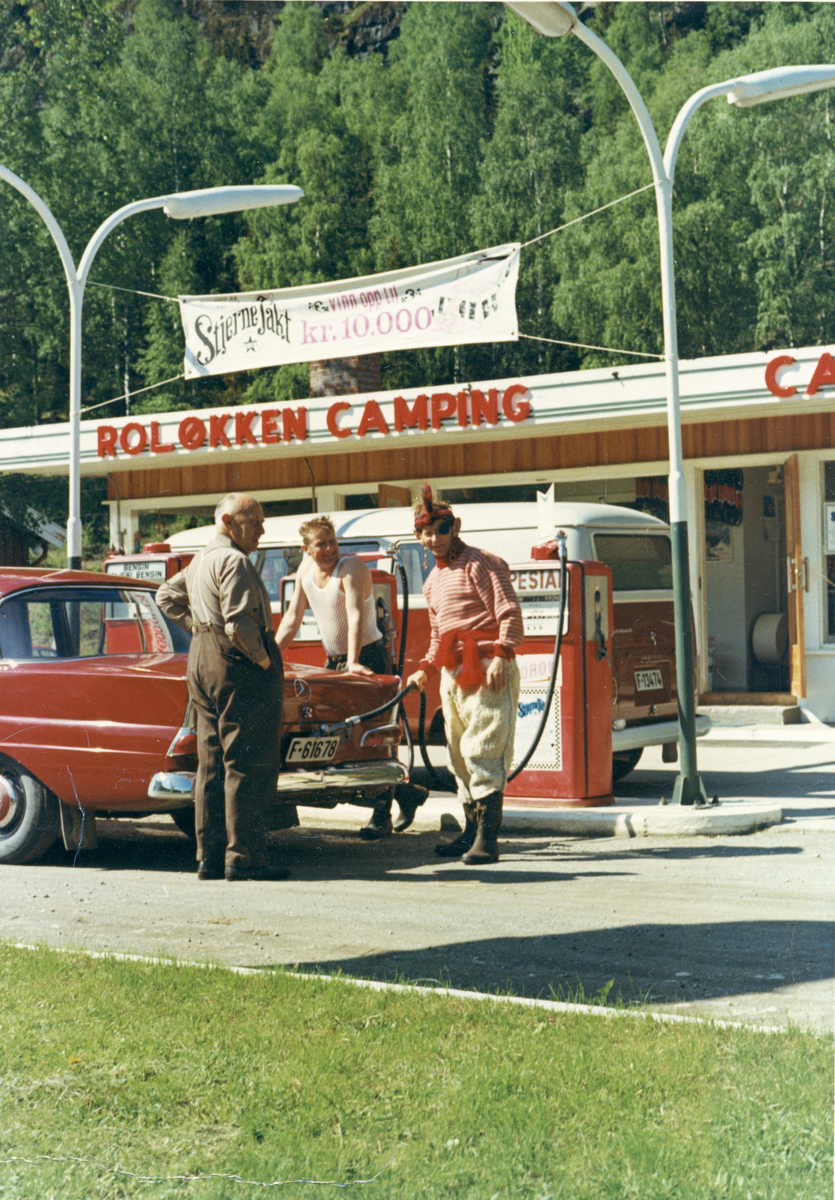 Bensinstasjon
Kristian Roløkken fyller bensin på bilen til Arne Kr. Eidal. Han har kledd seg ut til ære for fotografen.
