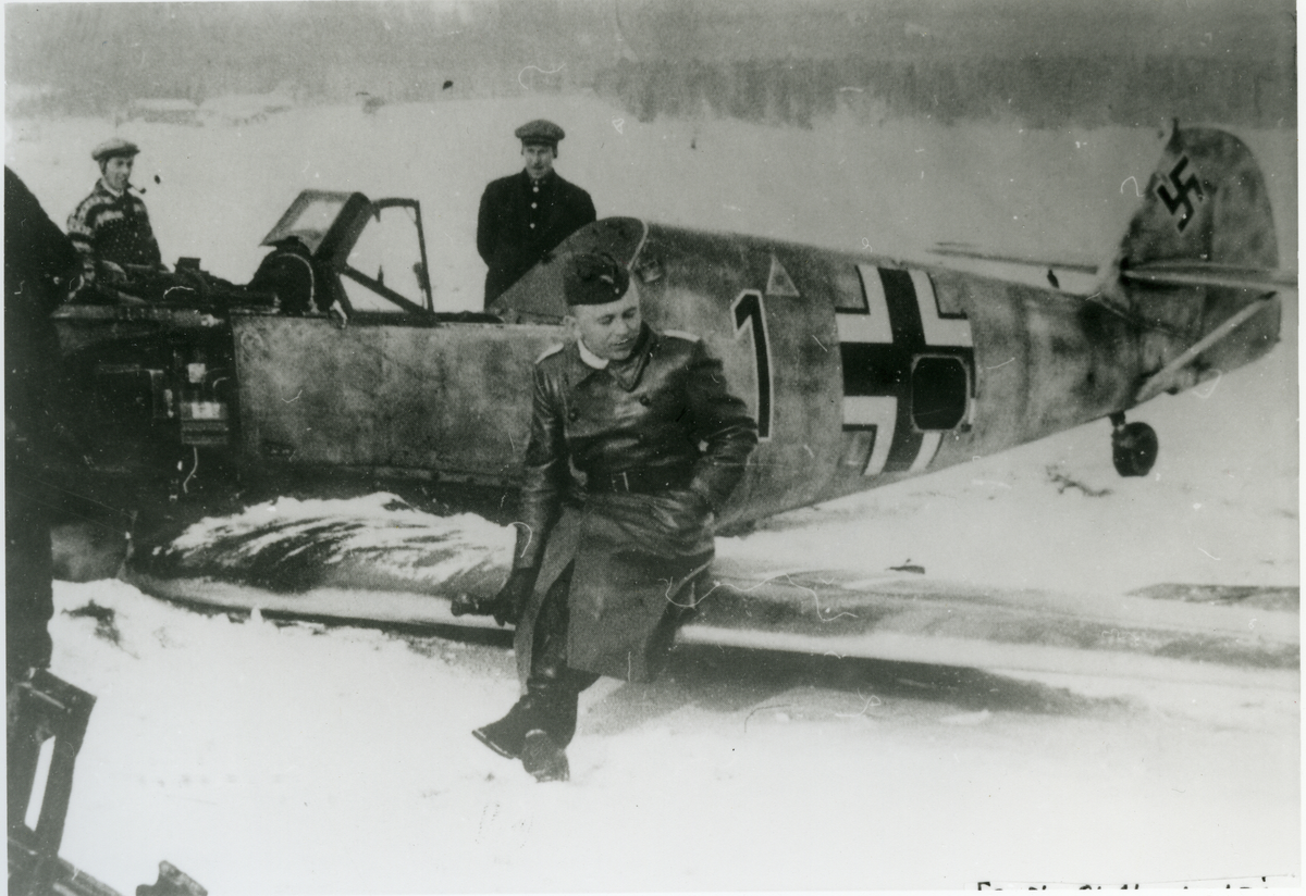 Fly og personer
6. mars i 1942 var et tysk fly på tur fra Trondheim til Oslo det kom ut av kurs, gikk tomt for bensin og måtte nødlande. Det landet på Myrefjorden kl 1610.Fylgerne trodde de nødlandet i Sverige. Flyet var en Messerschmitt 109 E. Tyskeren på vingen Hauptmann Dolenga, bak fra v. Erik Østensen og Olaf Bæken.  
