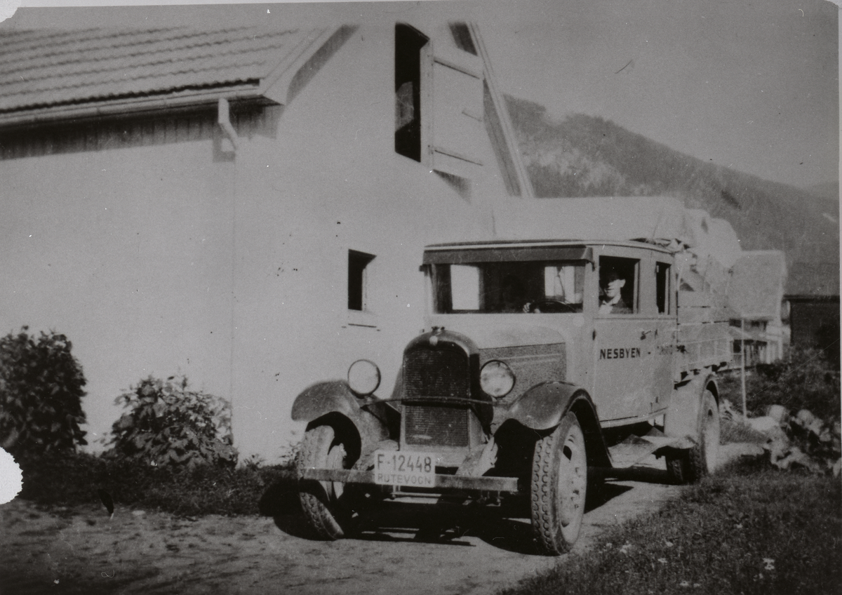 Rutebil
Lars R. Solheim med rutebilen som gikk Nesbyen-Myking. Bilen var opprinnelig registrert på Guttorm Engene (1938).
