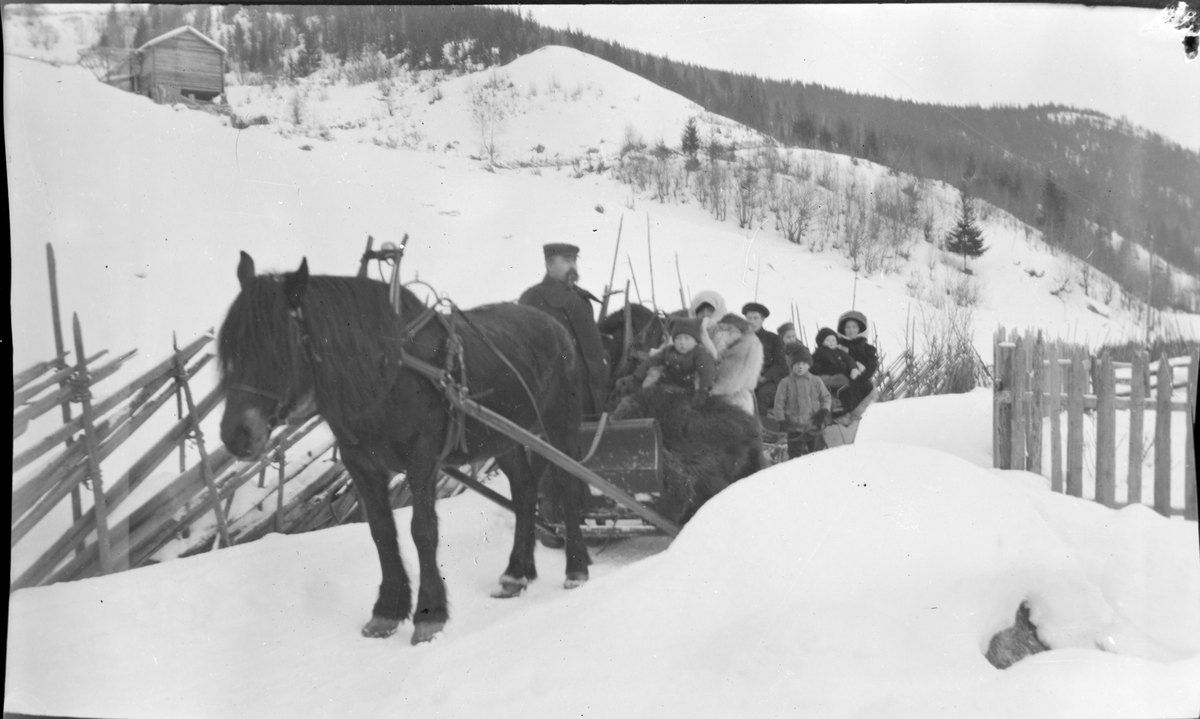 Gruppe
Hest med slede. I bakerste slede fra v Ingebrigt Lødøen, Ragnhild Lødøen, Ingeborg Lødøen, Kristi Lødøen. Stående ved sleden Paul Lødøen, Foran A. Schack. Torfinn Lødøen på fanget til fru Schack.
