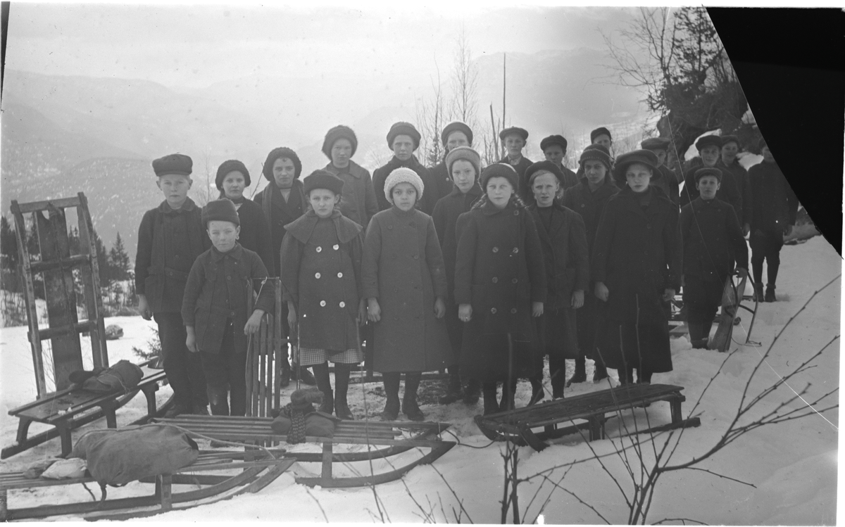 Gruppe med barn
Skolebarn på aketur. Lødøen var lærer, kirkesanger og amatørfotograf, først lærer i Rukkedalen, senere flere år på Nesbyen.
