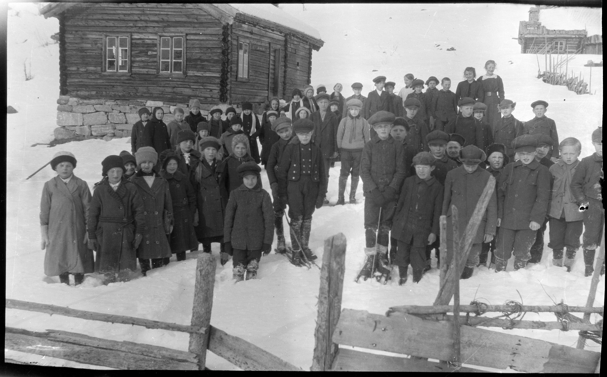 Skoleklasser. Nr 2 fra høyre Torfinn Lødøen (f 1907).
Syversrud. Skolehuset ble senere flyttet til Espeset.
