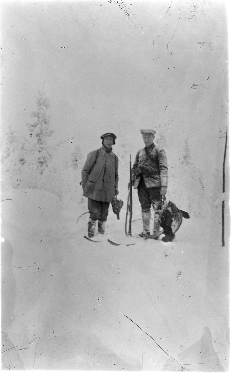 Skitur
Jakt på ski, to menn, hund og fangst.  Fra v. Ingebrigt Lødøen og Halgrim Berg. 
