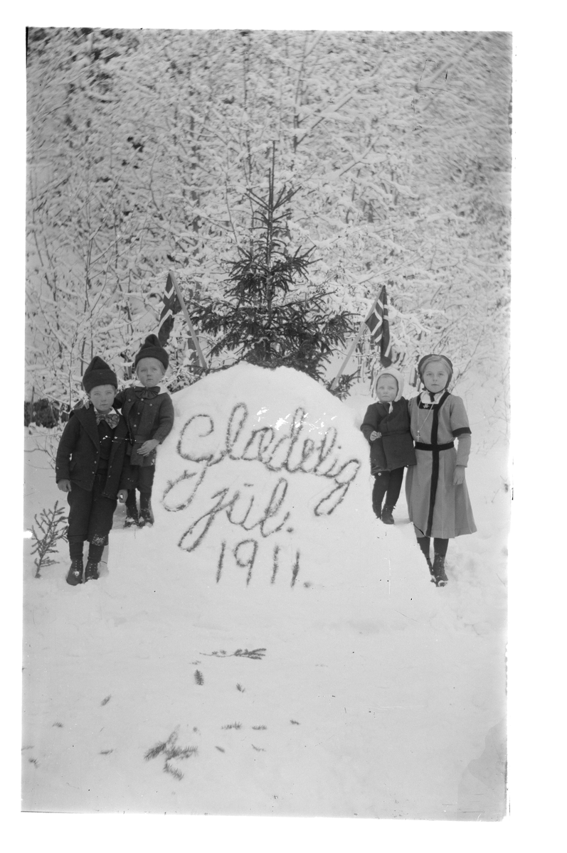 Julehilsen i snøen
Gledelig jul 1911 Barn f.v. Paul Lødøen, Thorfin Lødøen, Ingeborg  Lødøen og Ragnhild Lødøen.
