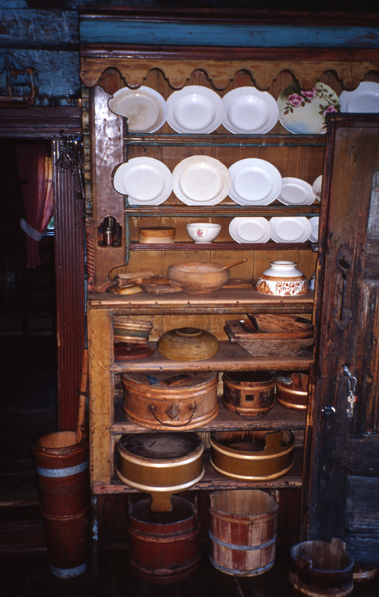 Skap fra Gol bygdemuseum, Skaga. Diverse huskeråd.
