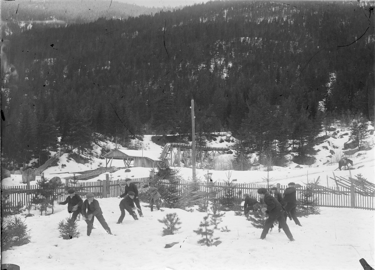 Snøballkamp
Dokken skole med sag med vannrenne på Sagamojordet.
