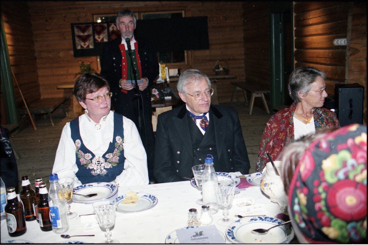 Jubileum
Hallingdal folkemuseums hundreårsjuileum 12. juni 1999.
Fra v.ukjent, orfører i Hol Knut Skogheim, Torill Thømt 
i bakgrunn Nils Stavenes
