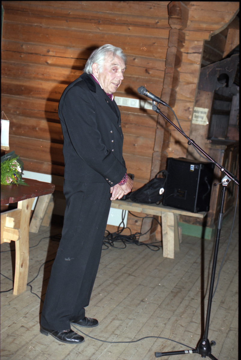 Jubileum
Hallingdal folkemuseums hundreårsjuileum 12. juni 1999.
Halvor Lindahl taler
