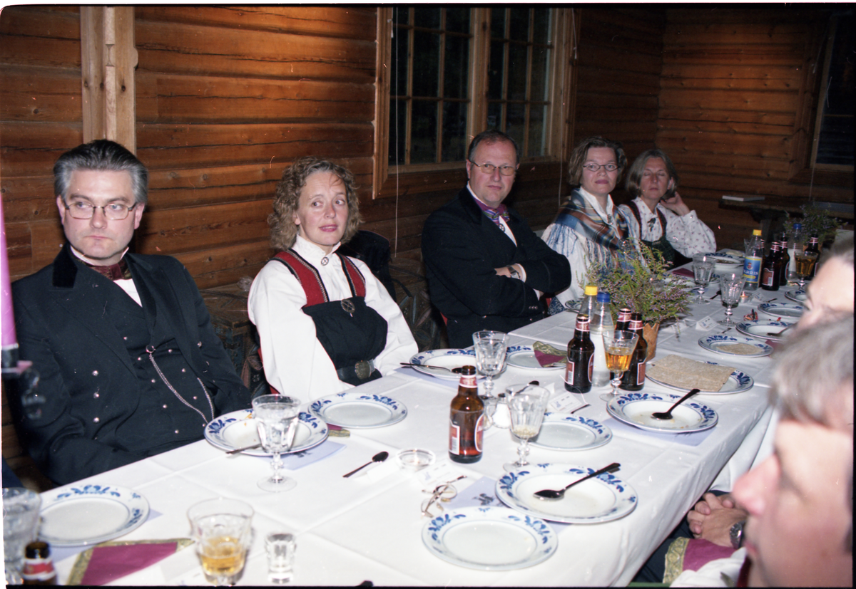 Jubileum
Hallingdal folkemuseums hundreårsjuileum 12. juni 1999.
fra v. Finn Tore Lindahl, Astrid Haraldseth, Torstein Hanserud
