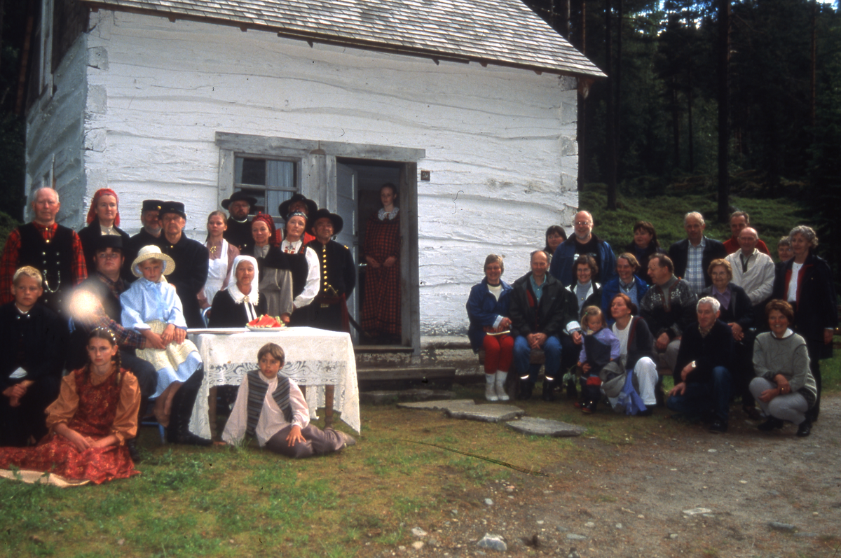 Fra Emigrantspelet 2002. Skuespillere og publikum blir fotografert etter forestillingen.
