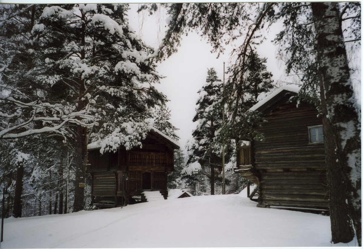 Hallingdal Museum, Nesbyen. Dokkenloftet t.v. og Trøymstugu t.h ...