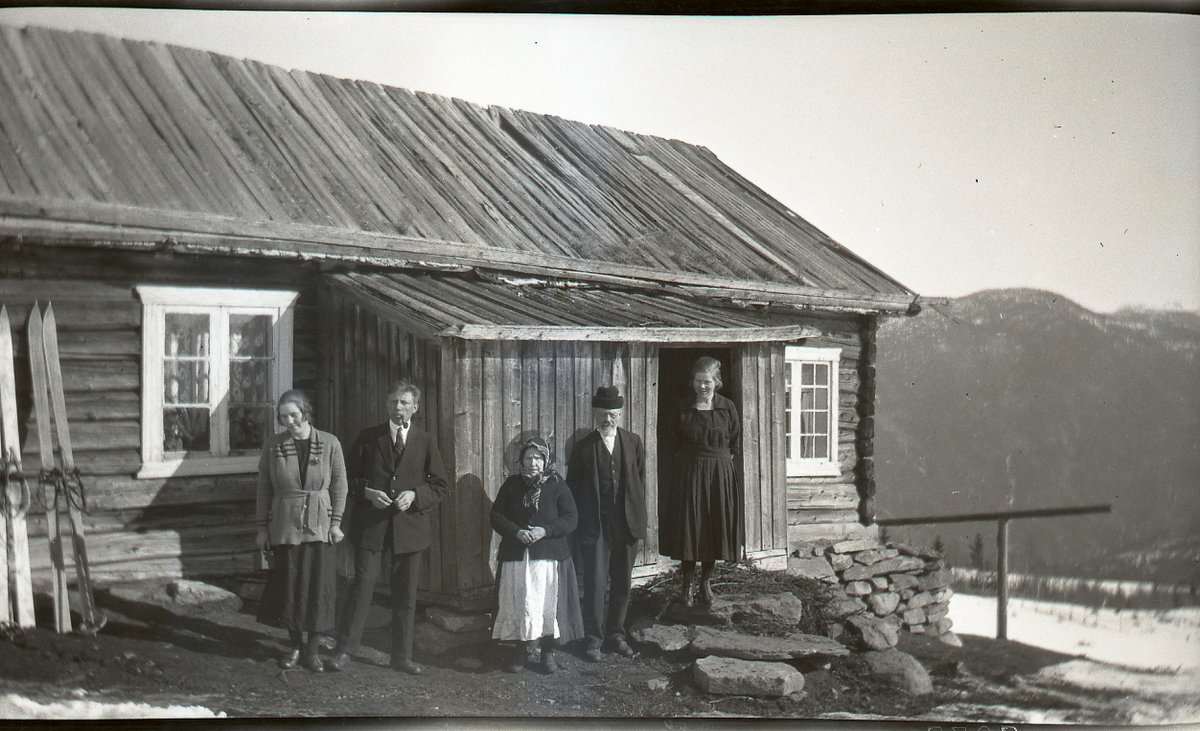 Personer utenfor våningshus
Familiegruppe utenfor våningshuset i Guteplass, Børtnesødegårdene. 
Nr 1 fra v. Synøve Guteplass, g. Engen, nr 2 Herman Guteplass, nr 3 Ingebjørg Knutsdatter Guteplass, nr. 4 Halvor Olsen Kultom, nr 5 Kari, f. Hankenhus.

HFN Fa 12486 Foto: Svein Lunde Sveinsson, 1923 Familiegruppe utenfor våningshuset i Guteplass, Børtnesødegårdene. Nr 1 fra v. Synøve Guteplass g. Engen, nr 2 Herman Guteplass, nr 3 Ingebjørg Knutsdatter Guteplass, nr. 4 Halvor Olsen Kultom, nr 5 Kari, f. Hankenhus.
