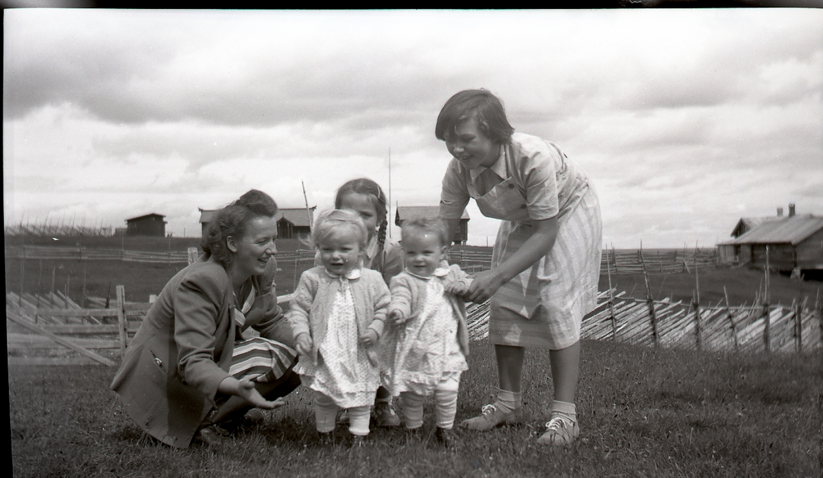 Setervoll på Guriset med Bibbi Løstegård og tvillinger, bak er Elsa Kristin Sveinsson, 1943-, og til h. Kari Benedikte Sveinsson, 1938-.
