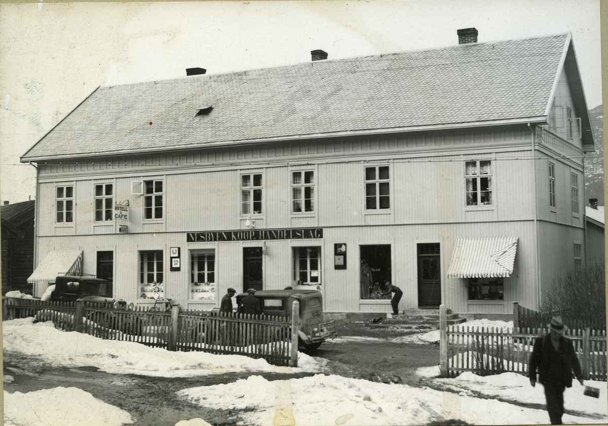 Nesbyen kop. handelslag 1936
Nesbyen koop. handelslag 1936. Legg merke til at bygge-  året 1883 ligger som som mønster på taket
