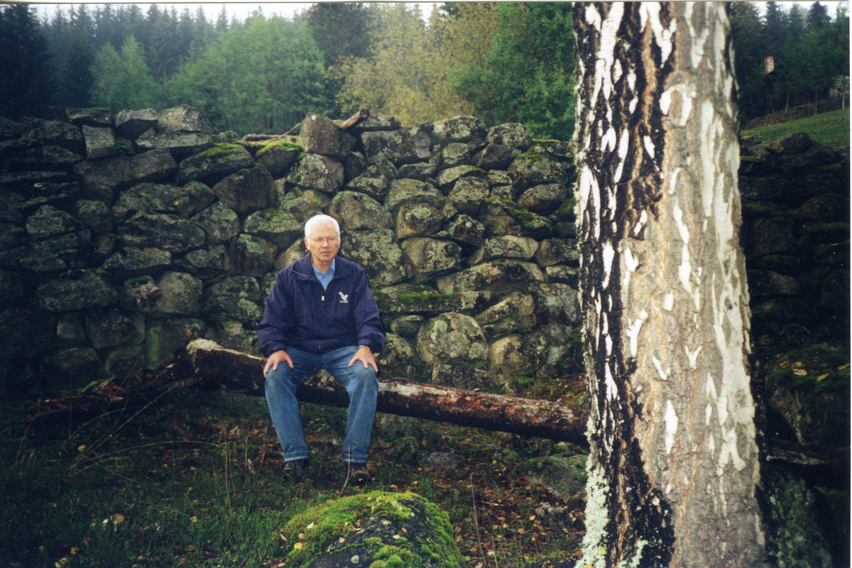 Espesetvegen
Langs gamlevegen til Espeset. Ved steingarden på nedsiden av Kollhus. Nyevegen ligger litt lenger opp for gamlevegen. Olav Sveinsson
