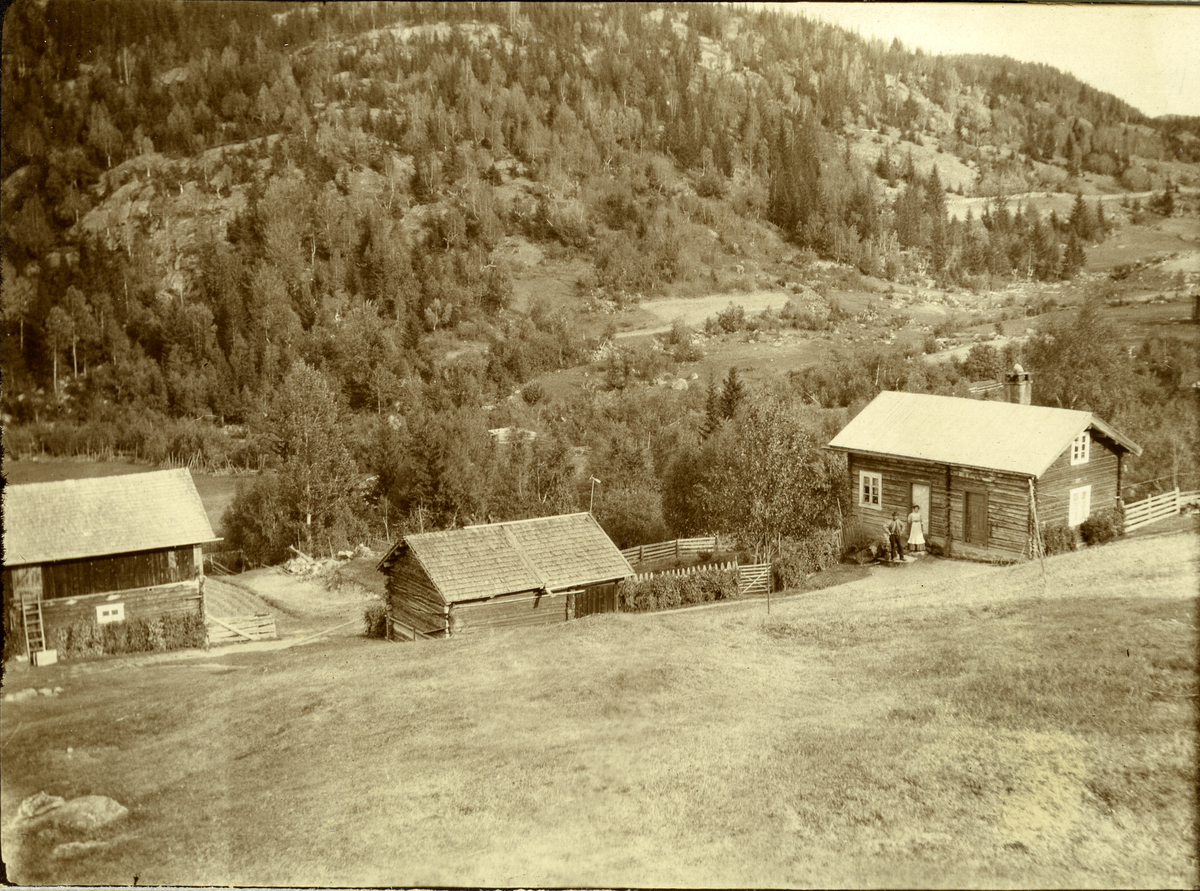 Småbruk
Teigen i Børtnesødegårdene. Stuebyggningen er fra 1897.
Personene på bildet er Ellef Teigen Rustand og Birgit Sveinsdtr. Teigen, g. Rustand.
