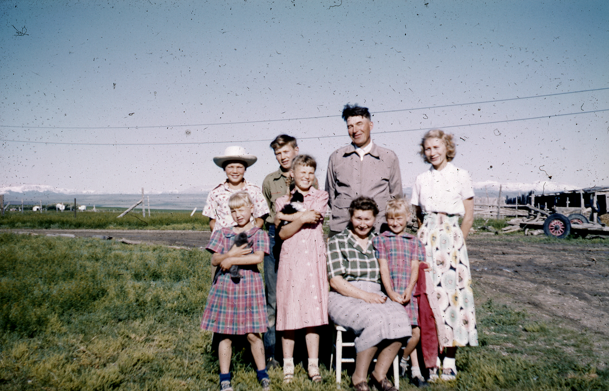 Familien Jørgen Halgrimsen Høllo (am. Hollo)
Jørgen og Mathilde Hollo (Høllo) dro til Amerika i 1929 sammen med Mathildes bror Olaf, kjent norskamerikaner, farmer og skiinstruktør. De reiste over dammen med Stavangerfjord. Jørgen og Mathilde bosatte seg i Montana som farmere. De fikk 8 barn. Jørgen var født 15.10.1901 og døde 19.2.1973. Mathilde fylte 100 år sommeren 2009.
