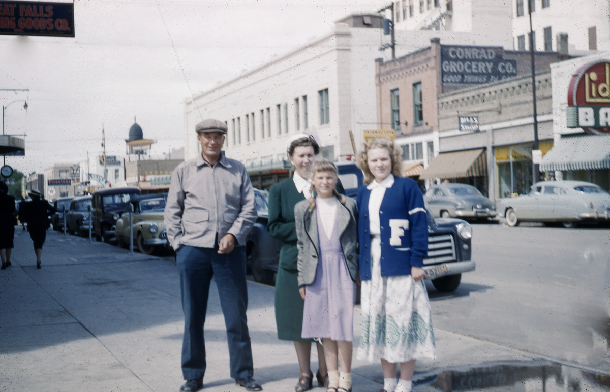 Familien Jørgen Halgrimsen Høllo
Jørgen H. Høllo og Mathilde. f. Rodegård med to av barna i Fairfield, Montana, USA. Paret fikk 8 barn. Flere av dem besøkte slekt i Nes. Mathilde var søster av den kjente skilegenden og norskamerikaneren Olaf Rodegård. Jørgen var født i 1901 og døde i USA 19.2.1973.
