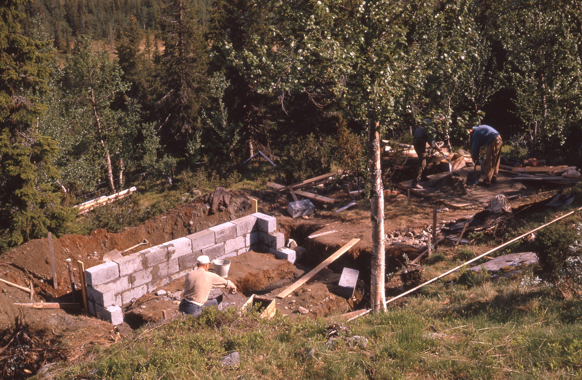 Muring av grunnmur
Ole Hansen Dokken murer grunnmur på badstutomt på Myte i Børtnesmarka.
