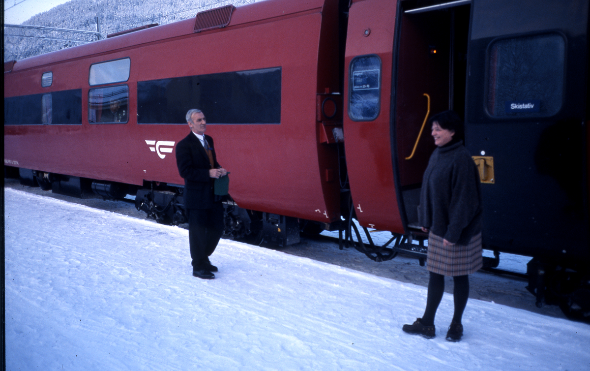 Siste betjente dag ved Nesbyen stasjon. Marianne Gran solgte de siste billettene ved stasjonen den 7. desember 2001. Da hadde hun sørget for ca 1,9 mill. kr i overskudd fra stasjonsdrifta til NSB. Likevel ble stasjonen nedlagt som betjent stasjon.
