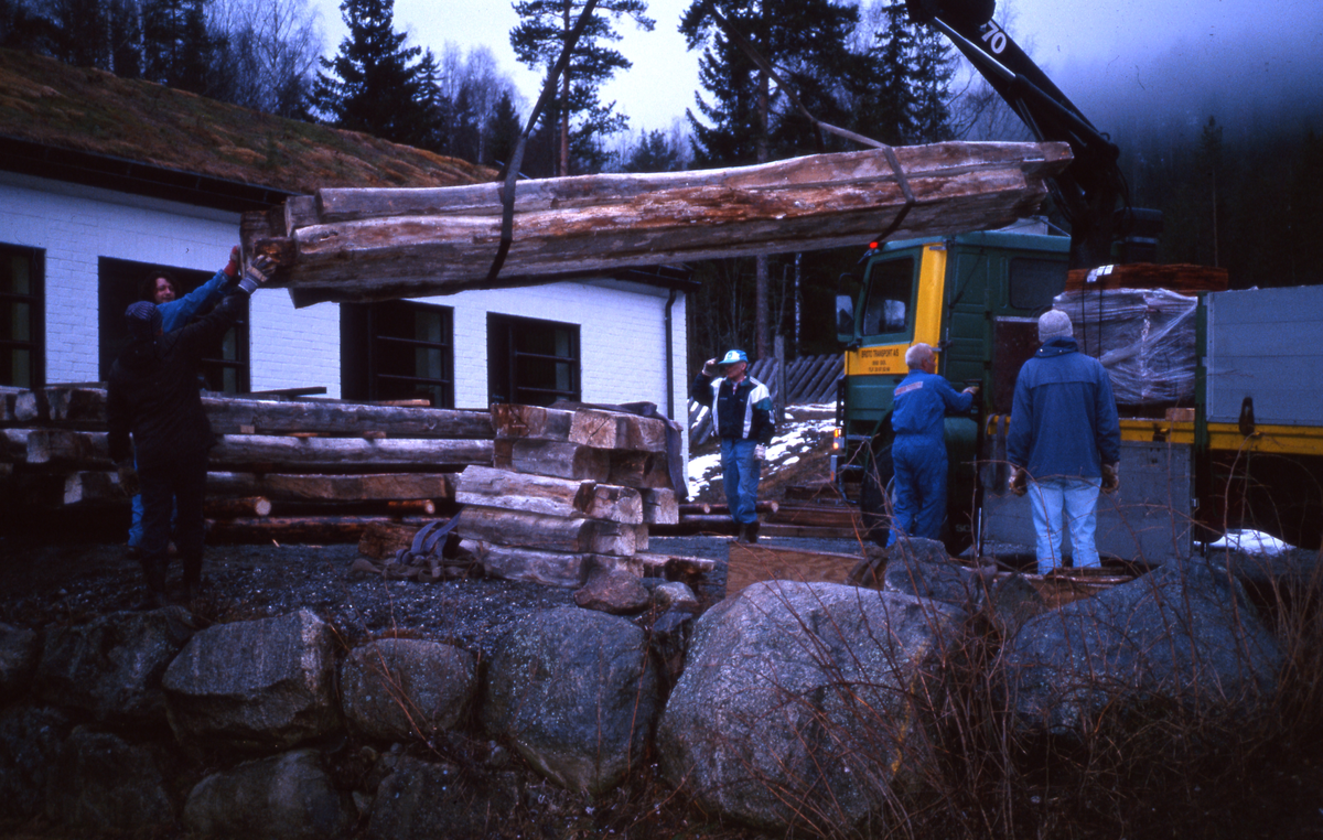 Skrattegardhuset. Emigranthuset blir lasta av ved museet.  Her hjelper medlemmer fra Nes Historielag til med avlastingen. Knut Bremer t.h.
