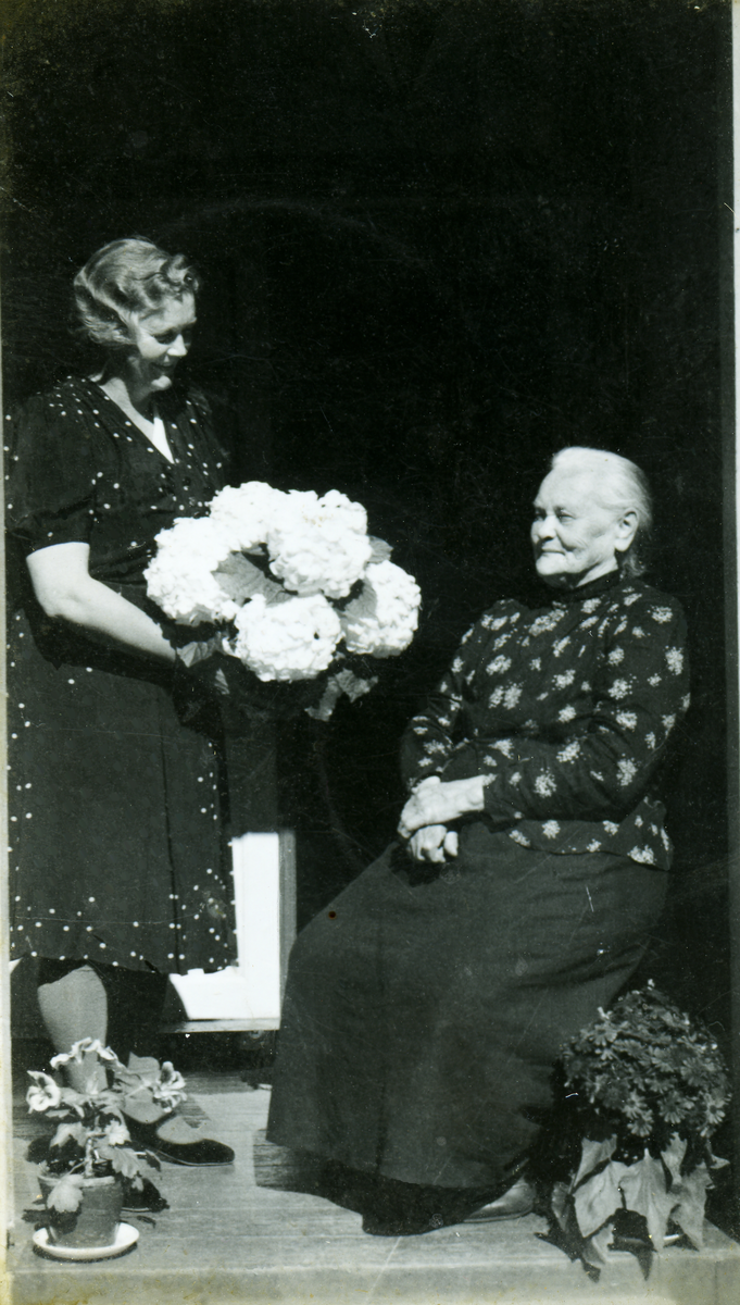 Feringi av åremålsdag
Fering av åremålsdag. Ingeborg Bergs 80årsdag. Eline Rauk overleverer blomster.
